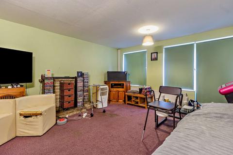 7 Bledlow Close, London, SE28 8HF