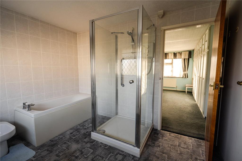 En-Suite Bathroom(2)