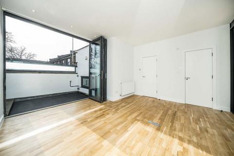 3 bedroom detached house to rent, Forest Road, London E8