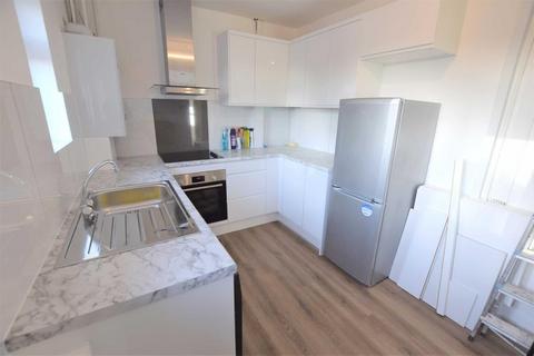 2 bedroom flat to rent, Moat Crescent, Finchley