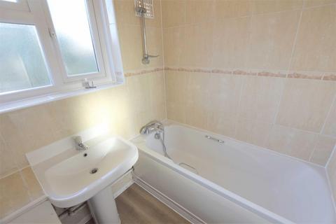 2 bedroom flat to rent, Moat Crescent, Finchley