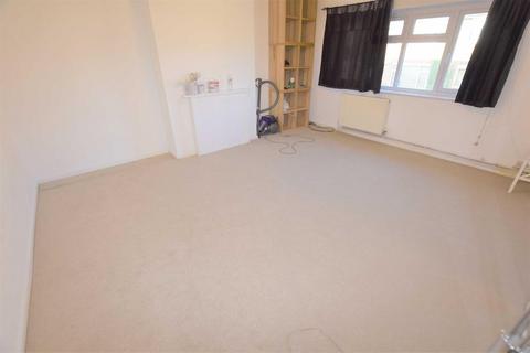 2 bedroom flat to rent, Moat Crescent, Finchley