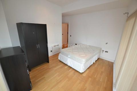 3 bedroom apartment to rent, Oldham Road, Manchester M4