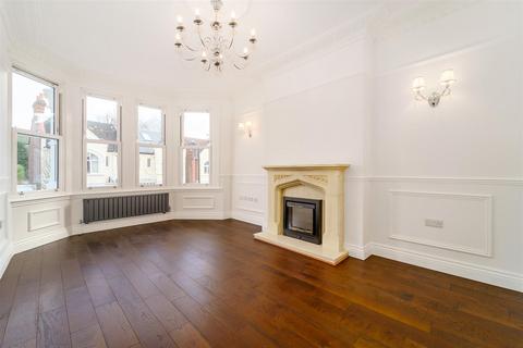 4 bedroom flat to rent, Sutherland Villas, Ealing, W13