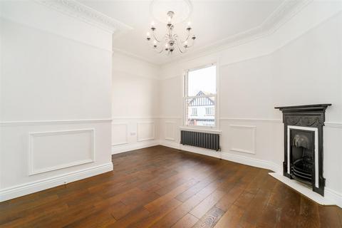 4 bedroom flat to rent, Sutherland Villas, Ealing, W13