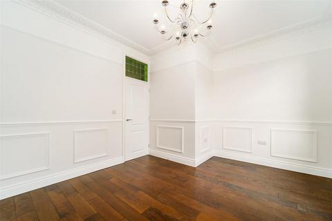 4 bedroom flat to rent, Sutherland Villas, Ealing, W13