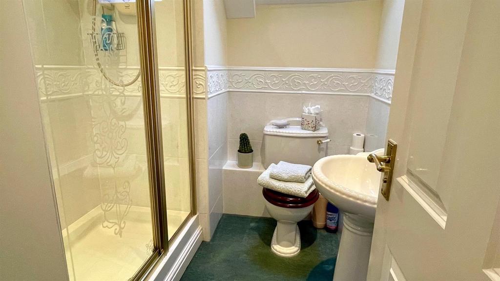 En suite 3 piece shower room