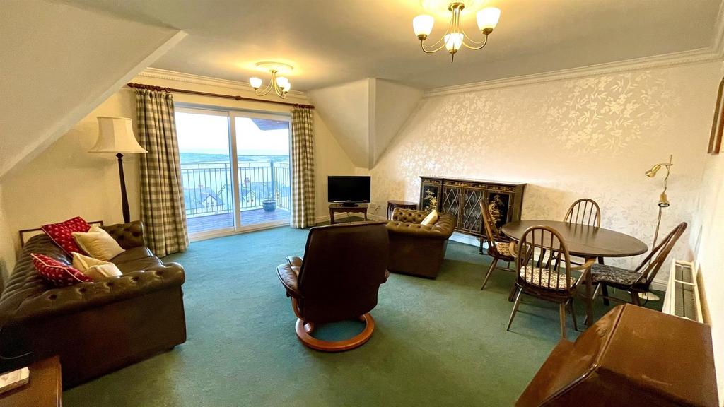 Lounge/dining room