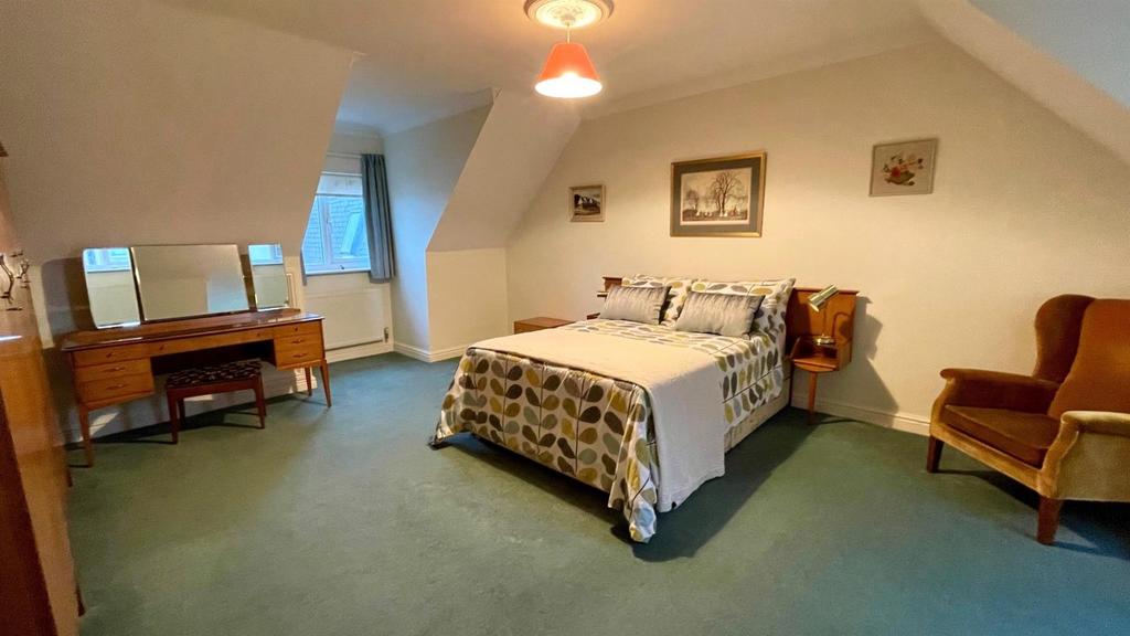 Double aspect principal bedroom