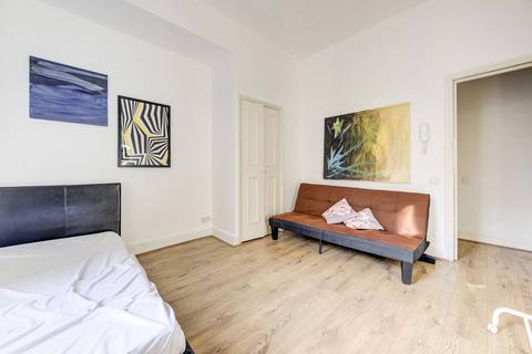 Studio to rent, Collingham Place, Kensington, London, SW5