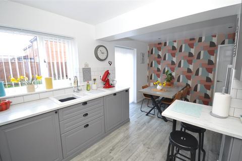 4 bedroom semi-detached house for sale, Sandlewood Close, Leeds