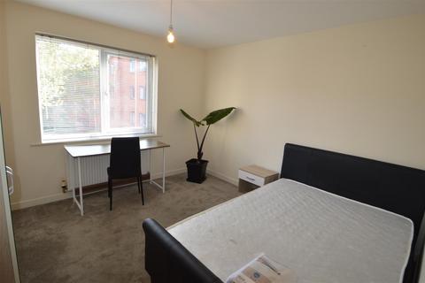 2 bedroom house to rent, Newbold Walk, Manchester M15