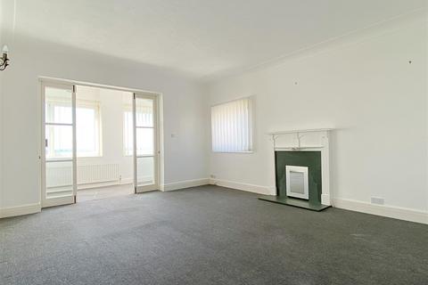 2 bedroom flat to rent, Kingsway, Hove BN3