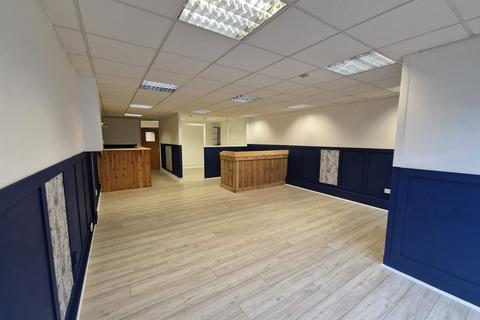Retail property (high street) to rent - 31 Market Parade, Havant, PO9 1PY