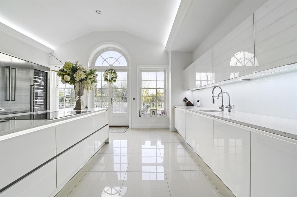 OL-Savills(CF)-Honeysuckle Cottage-19.jpg