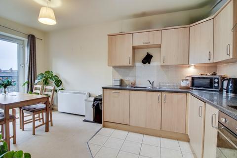 2 bedroom flat for sale, Town Square, Kerry Garth, Horsforth, Leeds, LS18