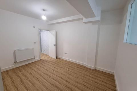 2 bedroom flat to rent, Darkes Lane, Potters Bar