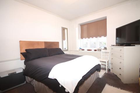 1 bedroom flat for sale, Halstead House, Romford RM3