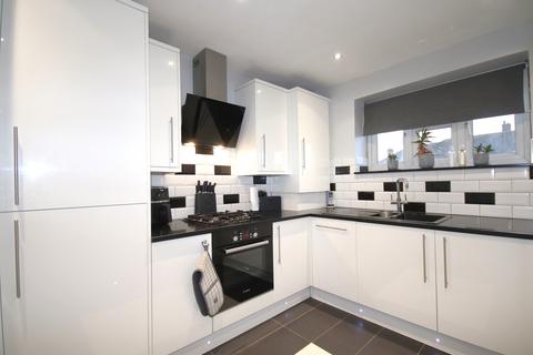 1 bedroom flat for sale, Halstead House, Romford RM3