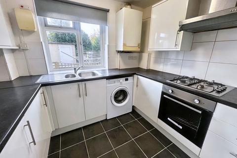 2 bedroom flat to rent, Priory Road, Slough SL1