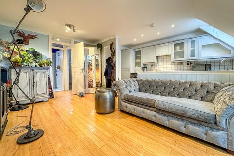 37 Armstrong Close, Newmarket, CB8 8HD