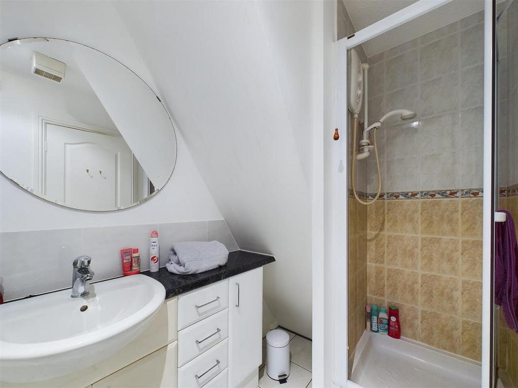Bed 3 en-suite.jpg