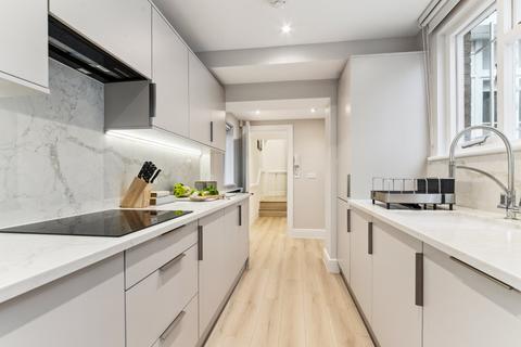 4 bedroom flat to rent, Onslow Square, South Kensington, London