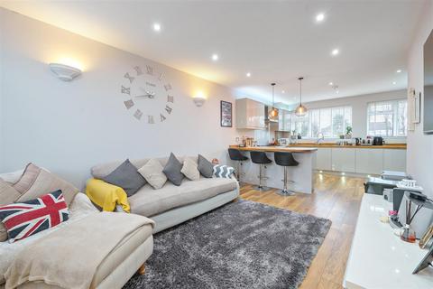 2 bedroom flat for sale, Millside, Carshalton