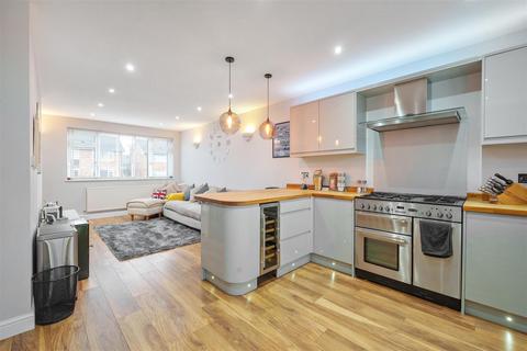 2 bedroom flat for sale, Millside, Carshalton