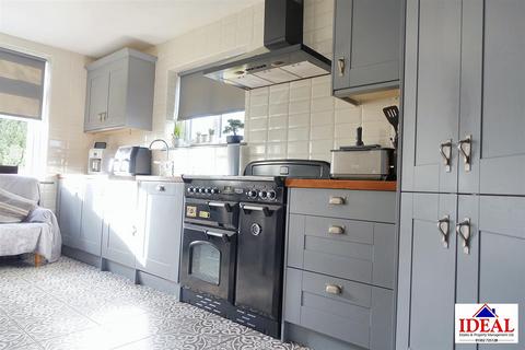 13 Caxton Road, Woodlands, Doncaster, DN6 7SL