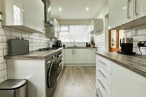 21 Robin Close, Bradford, BD2 2EZ