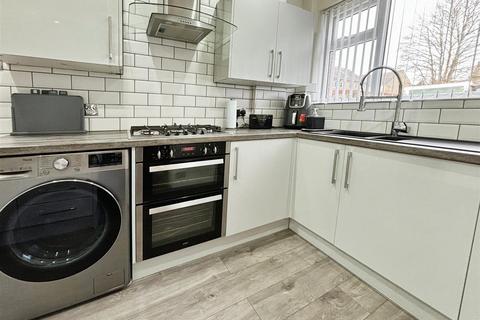 21 Robin Close, Bradford, BD2 2EZ