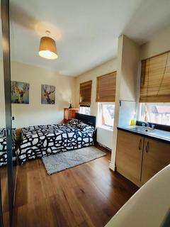 Studio to rent, West Green Road, N15 5AA