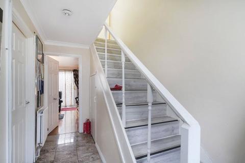 2 bedroom maisonette for sale, West Close, London N9