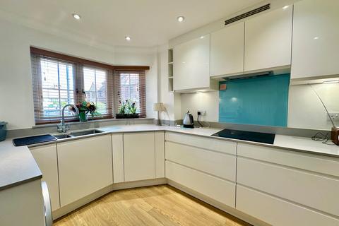 3 bedroom terraced house for sale, Dove Court, Beaconsfield, HP9
