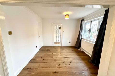 4 The Green, Fetcham, Leatherhead, KT22 9XE