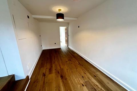 4 The Green, Fetcham, Leatherhead, KT22 9XE