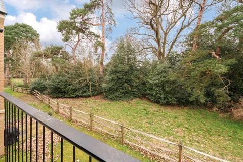 2 bedroom apartment for sale, Queenswood Crescent, Egham TW20