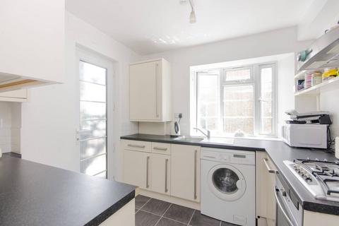 3 bedroom flat to rent, Streatham High Road, Streatham Hill, London, SW16