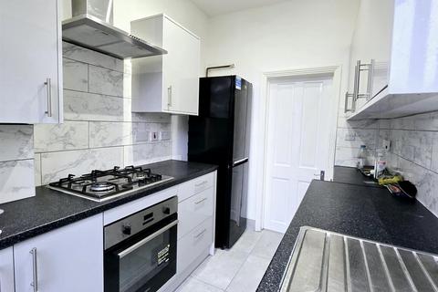 4 bedroom terraced house to rent, Wellington Road, Enfield