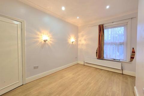 4 bedroom terraced house to rent, Wellington Road, Enfield