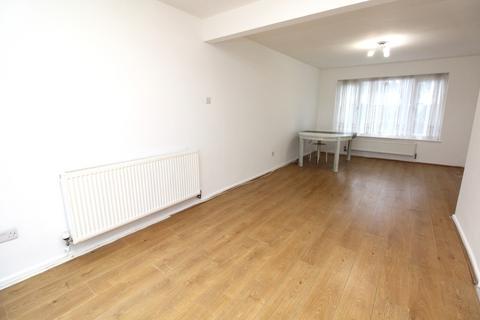 3 bedroom terraced house to rent, West Malling Way, RM12