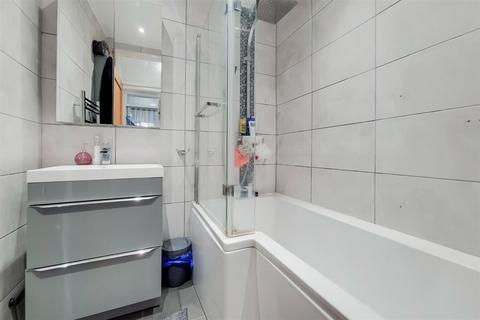 3 bedroom terraced house to rent, Varley Road, Canning Town, E16