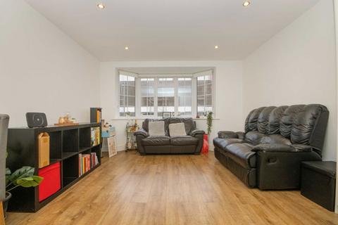 2 bedroom flat to rent, Toby Way, Surbiton KT5