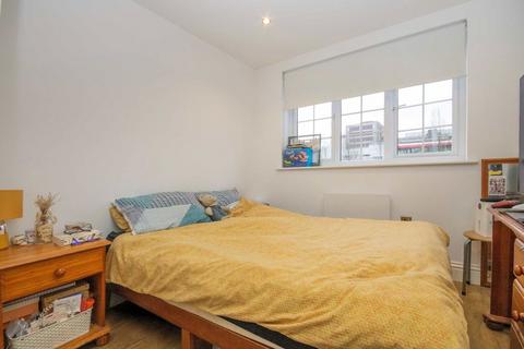 2 bedroom flat to rent, Toby Way, Surbiton KT5