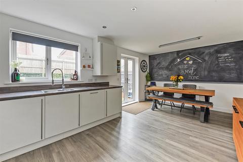27 Foresters Drive, Liphook, GU30 7WR