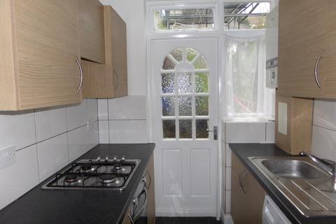 2 bedroom flat to rent, Brighton Road, Purley CR8