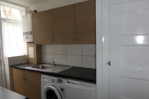 2 bedroom flat to rent, Brighton Road, Purley CR8