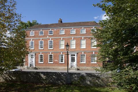 2 bedroom flat for sale, The Close, Salisbury