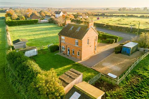 3 bedroom detached house for sale, Fosse Road, Brough, Newark